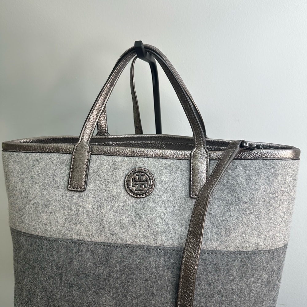 🦄🦄Tory Burch Felt and Metallic and Gray Tote